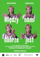 Mezi námi dobrý Matka, Dcera, Babička, Sousedka a mnoho dalších jinak bezejmenných postaviček se postupně setkává v místnosti, která zpočátku vypadá, jako by vypadla z dětských kreseb, a až postupně se sofistikovaně…
